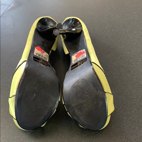 Lime green and black high heel shoe - Picture 6 of 8